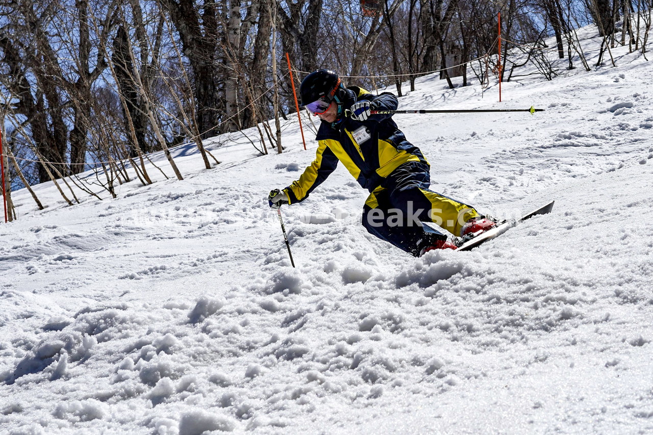 札幌国際スキー場 Mt.石井スポーツ ISHII SKI ACADEMY 校長・斉藤人之さんによる『斉藤塾』開講。本日のテーマは、「春雪！コブからスキーのたわみを楽しむ！！」(^^)v